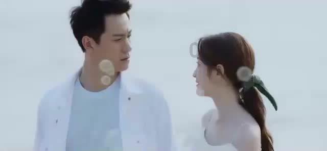 朋友谈恋爱了告诉我们不要告诉别人自己却和别人说了因此我们闹掰了到底是谁错了？